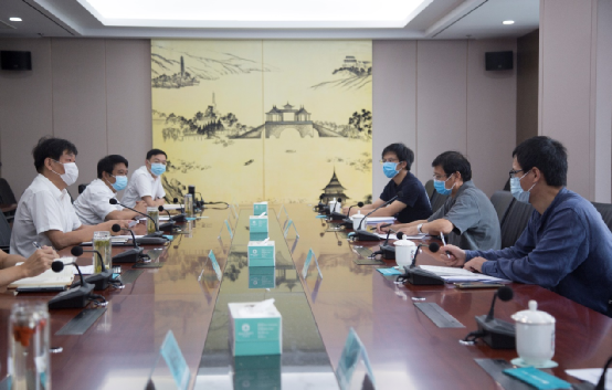 揚(yáng)州銀保監(jiān)分局曹維局長(zhǎng)蒞臨我行調(diào)研復(fù)工復(fù)產(chǎn)疫情防控工作